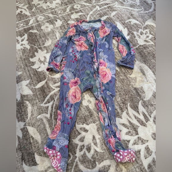Bums and Roses 9-12m footie pajamas - Picture 1 of 3